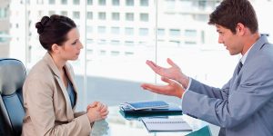 پنهان کردن نقاط ضعف محصول، یک کار غیر اخلاقی است. مثلا وقتی شما خودرویی را می ‌فروشید و می ‌دانید که تصادفی بوده... (مذاکره و فروش حرفه ای)